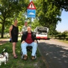 \"HENK DAN HERTOG BEKLAAGT ZICH OVER VELE BUSSEN EN
ANDER VERKEER DAT BUSSLUIS IN KANAALSTRAAT PASSEERT smaen met Afien Boven en Jo Willems\"