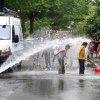 \"Straatspeeldag in de Heydenrijckstraat en tegelijk doorspoelen waterleiding door Vitens, Waterpret dus.\"