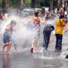 \"Straatspeeldag in de Heydenrijckstraat en tegelijk doorspoelen waterleiding door Vitens, Waterpret dus.\"