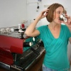 \"Nijmegen, 16-06-2008
Liesbeth Sleijster doet zaterdag 21 juni mee aan het Barista-wereldkampioenschap in Kopenhagen. Thuis oefent zei op haar eigen expressomachine haar eigen koffie-melange.
http://www.liesbethsleijster.nl/\"