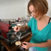 \"Nijmegen, 16-06-2008
Liesbeth Sleijster doet zaterdag 21 juni mee aan het Barista-wereldkampioenschap in Kopenhagen. Thuis oefent zei op haar eigen expressomachine haar eigen koffie-melange.
http://www.liesbethsleijster.nl/\"