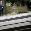\"Bart Jansen op de begraafplaats  Daalseweg ivm boek bij oorlogsmonument\"