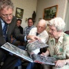 \"Familie de Bruin is 65 jaar getrouwd: burgemeester komt en bekijkt het geschenk, het boek met lchtfoto\'s van Nijmegen.\"