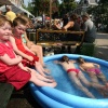 \"Straatfeest Bottendaal bij Maxim met kinderen in zwembadje\"