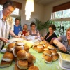 \"Marga, Marco, Kim, Annie, Bernie en Maddie smeren 250 broodjes voor de Vierdaagse in Niftrik\"