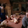 \"museumboerderij de tip in herveld laat een slager zien hoe het varken op de leer wordt gehangen en uitgebeend\"