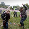 \"opening speelveld Slijk Ewijk, Op de hoek Paulstraat/Loenensestraat Kinderen hebben spinneweb geweven\"