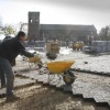 \"Centrum Breedeweg krijgt nieuw dorpshart.bestratingswerkzaamheden met dorpskerk op de achtergrond\"