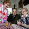 \"Mijnheer en mevrouw Bulder zijn tegen de 80 en hebben veel gezondheidsproblemen. Dochter (Tineke Poortinga) is ook aanwezig\"