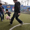 \"Panna voetbal,  in een kooi, Graafseweg Graafsebrug met grafiti.\"