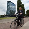 \"Minister Donner op de fiets op bezoek bij NXP, voormalig Philips, met 52 degrees op de achtergrond\"