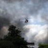 \"Grote brand op het industrieterrein. Bij het bedrijf Kelco BV aan de Winselingseweg brak rond kwart over vier zaterdagmiddag brand uit.
Verkennershelikopter\"