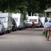 \"Caravans staan in de rij voor Vierdaagsecamping bij sportverlden van SV Hatert op De Winkelsteeg\"