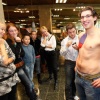 \"Nijmegen, 24-10-2009 . Studenten geneeskunde tekenen ingewanden op elkaars lijf om te leren waar deze zich bevinden. demonstratie bodypaint in museum voor anatomie bij Radboud universiteit\"
