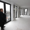 \"Open huis nieuwbouw van Talis Hessenberg. Bezoekers bekijken een van de nieuwe appartementen met een prachtig uitzicht op de Stevenstoren.\"