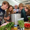 \"leerlingen Montessri en leerlingen uit Litouwen krijgen kookworkshop  van alllochtone vrouw, Pand Wereldvrouwen, Smetiusstraat\"