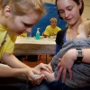 \"Beuningen, 23-11-2009, Griepprikactie kinderen, gemeenschapshuis leghe Polder. kinderen onder 12 maanden krijgen prik in bovenbeen\"