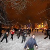 \"Nijmegen, 20-12-2009 . Zeker 200 mensen gaven gehoor aan de sms- en twitteroproep voor een sneeuwballengevecht op het Keizer Karelplein in Nijmegen\"