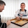 \"voetballer Engin Gungor van Hacettepespor. Hij is voor kerst en oud en nieuw even thuis bij zijn ouders. Vader speelt vals bij spelletje Backgammon volgens Engin\"