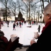 \"Nijmegen, 28-12-2009 .  De kunstijsbaan met plastic ijs in het Valkhofpark wordt dit jaar, behalve vandaag niet goed bezocht.\"