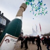 \"Wijchen, Huurlingsedam, eerste bewoner krijgt eerste sleutel van het woningbouwprojekt, nieuwbouw. Met directeur Walter Hamels van Talis, wethouder Piet de bruijn, Jansen bouwontwikkeling e.a.\"