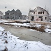 \"Wijchen, Huurlingsedam, eerste bewoner krijgt eerste sleutel van het woningbouwprojekt, nieuwbouw. Met directeur Walter Hamels van Talis, wethouder Piet de bruijn, Jansen bouwontwikkeling e.a.\"