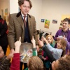 \"Nijmegen, 1-2-2010 . Minister Koenders ontvangt 1900 Euro voor Haiti, bijeengebracht door kinderen van de basisschool  \'de Driemaster\' in Bottendaal.\"