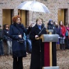 \"Nijmegen, 22-2-2010 . herdenking bombardement, herdenkingsbijeenkomst bij de Schommel. met burgemeesters, kinderen die bloemen leggen en de Amerikaanse ambassadeur, mevr. Levi\"