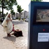 \"Nijmegen, 17-6-2010 . Burgemeester de Graaf en directrice Brouwers van het Valkhof museum gaan per Romeinse wagen naar de Ubbergseveldweg thv. 35 alwaar de nieuwe videozuilen waarop zogezegd een timewarp gemaakt word. Een Romeinse priester voorspelt een goed verloop aan de hand van de ogels. aanwonenden niet echt blij. geen uitnodiging, geen overleg,ding stond 2 x bijna op parkeerplaats\"