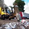 \"-Nijmegen, 25-7-2010 . Zomerfeesten, Vierdaagse, opruimen stad 8 uur smorgens, Malden en Molenhoek helemaal schoon.
Valkhof, met de stofzuiger op het vuil\"