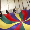 \"Beuningen, festival op de Hof van Wezel, kinderen in tipi spelen met pachute\"