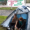 \"Nijmegen, 30-8-2010 . Opening academisch jaar, Radboud Universiteit. met o.a. Desanne van Brederode, Tim Knol en cortege van hoogleraren. Buiten protesteren studenten tegen de kamernood\"