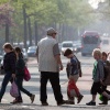\"Nijmegen, 27-8-2010 . Kinderen steken de straat over op drukke Berg en Dalseweg\"
