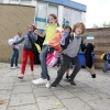 \"Beuningen, School de Zanddonk gaat uit met wachtende ouders en schreeuwende kinderen, schoolkinderen\"