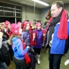 \"Boven-Leeuwen: Piet Paulesma leest weerbericht in Breifabriek De Reuver, Tesstraat 37 . De Reuver breit 12.000 petjes voor weerman.\"