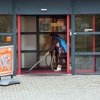 \"Nijmegen, 25-11-2010 . Staking bij TNT post aan van Rosenburgweg. Terrein verboden voor paparazi.Alleeen de schoonmaakster werkt lustig voort.\"