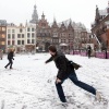 \"Nijmegen, 29-11-2010 . Eerste sneeuw en sneeuwballen op grote Markt\"