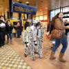 \"Nijmegen, 16-12-2010 . In de stationshal NIJMEGEN wordt om precies 1 minuut voor 12 een protest ten gehore gebracht door artiesten. Ze protesteren tegen de cultuurbezuinigingen\"