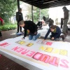 \"Nijmegen, 13-1-2011 .  Radboud universiteit, spuiten van spandoeken voor protestdemo.\"