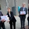 \"Nijmegen, 14-2-2011 . aanbieden 16.000 handtekeningen tegen apenexperimenten op universiteit, Dierenlab\"