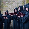 \"Overasselt: Processie en Gregoriaanse gezang van de Schola Cantorum Karolus Magnus bij de koortsboom in Sint Walrick. Bij het ochtendgloren klonk de Hymnus ad Galli cantum: de hymne bij het kraaien van de haan.\"