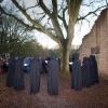 \"Overasselt: Processie en Gregoriaanse gezang van de Schola Cantorum Karolus Magnus bij de koortsboom in Sint Walrick. Bij het ochtendgloren klonk de Hymnus ad Galli cantum: de hymne bij het kraaien van de haan.\"