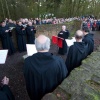 \"Overasselt: Processie en Gregoriaanse gezang van de Schola Cantorum Karolus Magnus bij de koortsboom in Sint Walrick. Bij het ochtendgloren klonk de Hymnus ad Galli cantum: de hymne bij het kraaien van de haan.\"