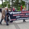 \"Nijmegen, 19-5-2011 . Dies Natalis RUN. Gasten waaronder van Agt van de universiteit komen aan bij de aula terwijl dieractivisten een protestactie houden tegen dierproeven\"