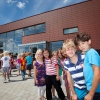 \"Malden, 7-7-2011: kinderen die aankomen bij nieuwbouw basisschool de Komeet bij Broeksingel .\"