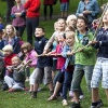 \"Nijmegen, 28-8-2011 . Gebroeders van Limburg. Kronenburgpark. Kinderen vuren de Blijde af. Zij trekken het touwtje uit de startblokkering\"