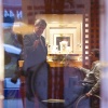 \"Nijmegen, 30-8-2011 . Minister Opstelten bezoekt juwelier Kamerbeek die tengevolge van een overval in een rolstoel zit\"