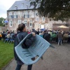 \"Hernen, 27-8-2011 . theatergroep trammelant speelt op twee platte karren, publiek moet eigen stoel meebrengen\"