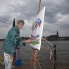 \"Nijmegen, 16-7-2011 . Zomerfeesten, Vierdaagse Nijmegen, Valkhofaffaire Valkhof, Habana, Hannie Kunst maakt eerte schilderij ivm kunstprojekt.\"