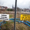 \"Nijmegen, 28-3-2011 . Borden met verboden te storten en giftige grond op voormalig smit draadterrein. welk bord stond nou het eerste? Groenestraat\"